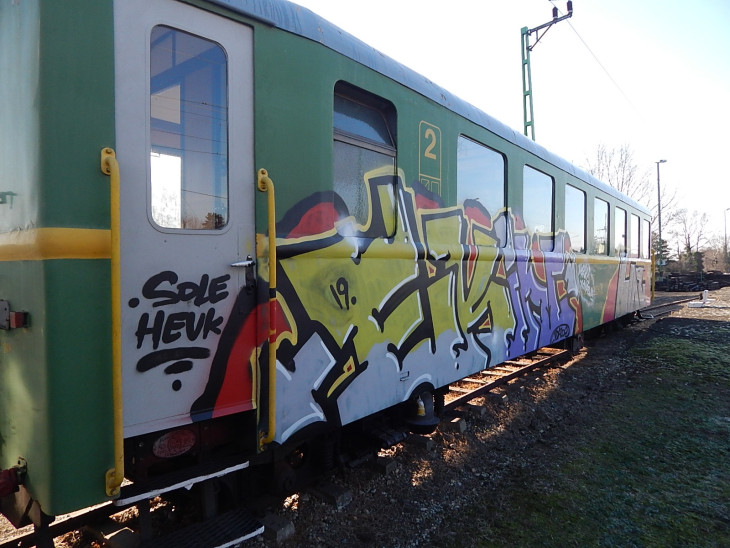 Graffiti került a balatonfenyvesi kisvasút oldalára, elfogták a festőt