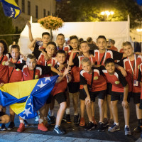 Elkergette az eső a fiatalokat a Kossuth térről - GALÉRIA