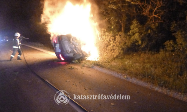 Felborult &eacute;s kigyulladt egy aut&oacute; &Ouml;reglakon