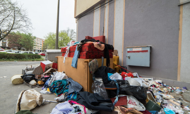 Ism&eacute;t burj&aacute;nzik az illeg&aacute;lis szemetel&eacute;s - B&uacute;torokat &eacute;s h&aacute;ztart&aacute;si cikkeket sz&oacute;rtak sz&eacute;t a v&aacute;ros t&ouml;bb pontj&aacute;n