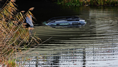 A Nyugati &Ouml;vcsatorn&aacute;ba hajtott egy aut&oacute; Balatonkereszt&uacute;ron