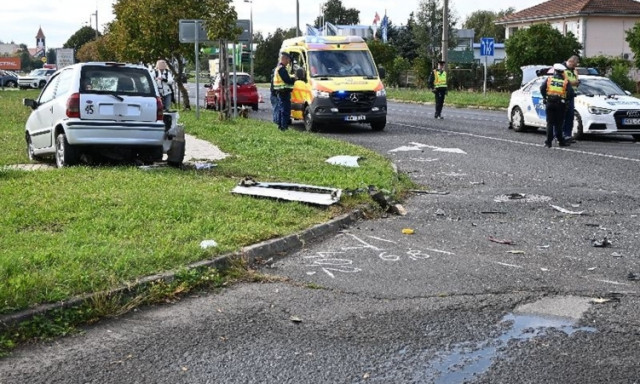 Vide&oacute;n, ahogy egy 76 &eacute;ves asszony okozott Barcson cs&uacute;nya balesetet - &quot;Lass&iacute;tottam, de a m&aacute;sik aut&oacute; balr&oacute;l gyorsan ott termett&quot;