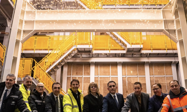 Begy&uacute;jtottak egy kemenc&eacute;t az &uuml;veggy&aacute;rban