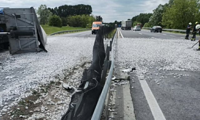 Kavicsot sz&aacute;ll&iacute;t&oacute; kamion borult fel az M7-esen