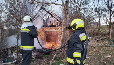 Tűzhelyen felejtett &eacute;telhez &eacute;s &eacute;gő mell&eacute;k&eacute;p&uuml;lethez is riasztott&aacute;k a tűzolt&oacute;kat h&eacute;tv&eacute;g&eacute;n