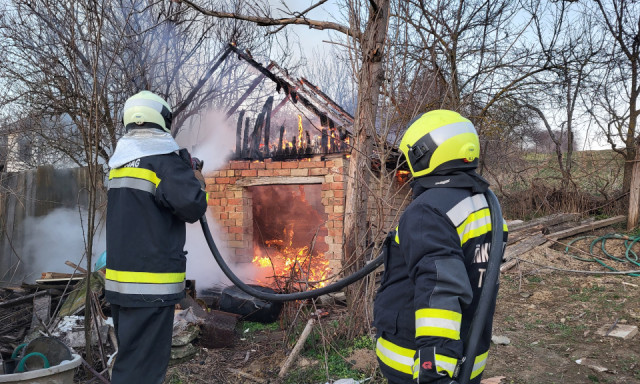 Tűzhelyen felejtett &eacute;telhez &eacute;s &eacute;gő mell&eacute;k&eacute;p&uuml;lethez is riasztott&aacute;k a tűzolt&oacute;kat h&eacute;tv&eacute;g&eacute;n