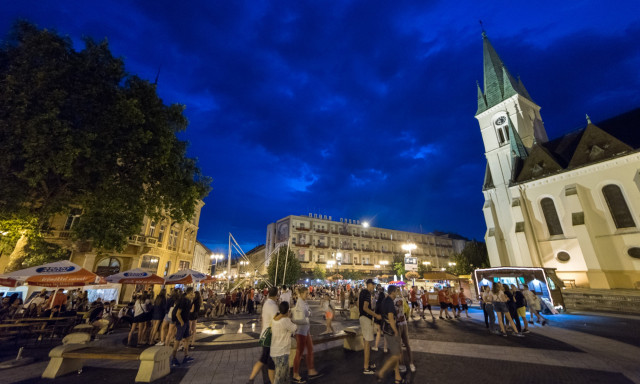 Elkergette az eső a fiatalokat a Kossuth t&eacute;rről - GAL&Eacute;RIA