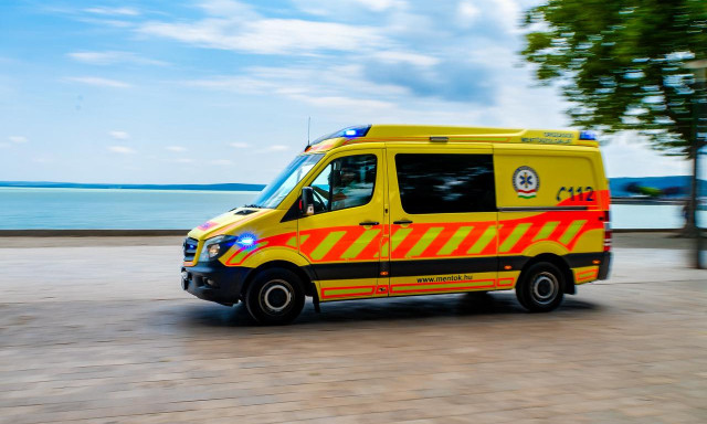 Szabads&aacute;gon l&eacute;vő orvosigazgat&oacute; mentett &eacute;letet a Balatonon