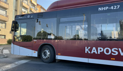 K&eacute;t aut&oacute;val is &uuml;tk&ouml;z&ouml;tt egy busz a Berzsenyi h&iacute;don, nagy a torl&oacute;d&aacute;s