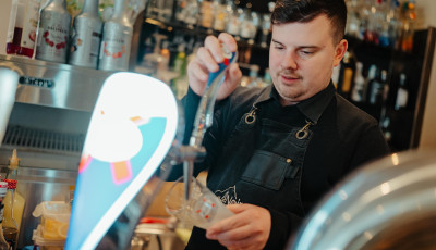 Felszolg&aacute;l&oacute;t keres a kaposv&aacute;ri Caf&eacute; Noir