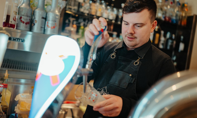 Felszolg&aacute;l&oacute;t keres a kaposv&aacute;ri Caf&eacute; Noir