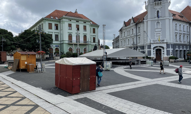 &Aacute;ll a b&aacute;l! Elk&eacute;sz&uuml;lt a Kossuth t&eacute;r, cs&uuml;t&ouml;rt&ouml;k&ouml;n rajtol a fesztiv&aacute;l