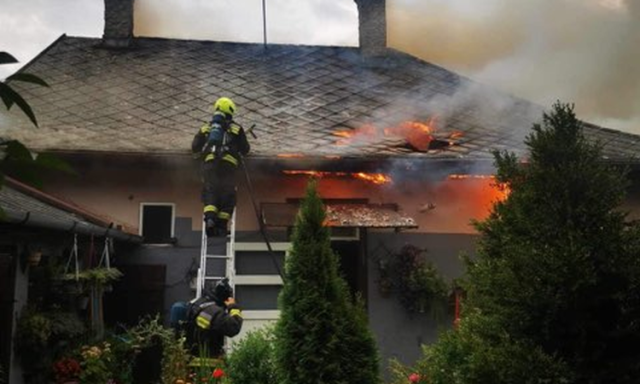 &Eacute;gő tető al&oacute;l mentettek ki egy idős nőt a kaposv&aacute;ri rendőr&ouml;k