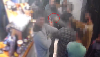 G&aacute;zsprayvel oszlatta fel a balh&eacute;z&oacute;kat a falusi krim&oacute;ban - VIDE&Oacute;