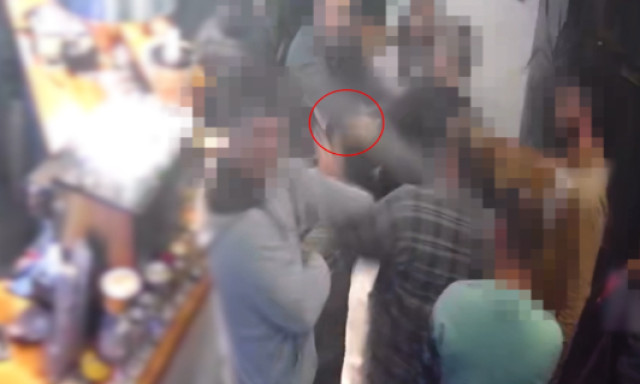 G&aacute;zsprayvel oszlatta fel a balh&eacute;z&oacute;kat a falusi krim&oacute;ban - VIDE&Oacute;