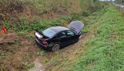 &Aacute;tszak&iacute;totta a szalagkorl&aacute;tot, majd az &aacute;rokban landolt egy BMW-s a 67-es &uacute;ton