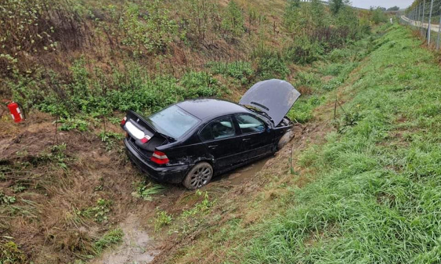 &Aacute;tszak&iacute;totta a szalagkorl&aacute;tot, majd az &aacute;rokban landolt egy BMW-s a 67-es &uacute;ton