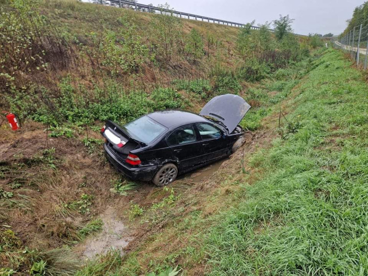 Átszakította a szalagkorlátot, majd az árokban landolt egy BMW-s a 67-es úton