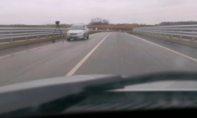 Fordult a kocka &ndash; Egy h&iacute;d k&ouml;zep&eacute;n &aacute;ll&oacute;, civil aut&oacute;s traffipaxot vide&oacute;ztak le &ndash; VIDE&Oacute;