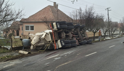 Betonkeverő borult az &aacute;rokba Osztop&aacute;nn&aacute;l