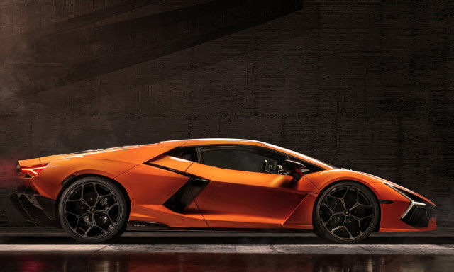 N&eacute;gy motoros, 1000 l&oacute;erős hibrid sz&ouml;rnyeteget mutatott be a Lamborghini - VIDE&Oacute;