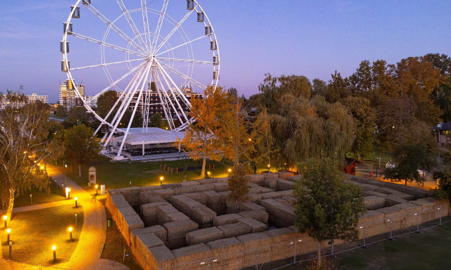 Rekordm&eacute;retű szalmalabirintust &eacute;p&iacute;tenek Si&oacute;fokon