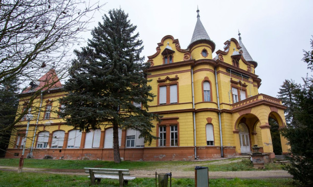 Mi lesz a mosd&oacute;si k&oacute;rh&aacute;z sorsa? Mi&eacute;rt j&aacute;r az orsz&aacute;g &eacute;lvonal&aacute;ban a Kaposi M&oacute;r k&oacute;rh&aacute;z? - VIDE&Oacute;