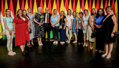 Lannert Judit t&ouml;bb kaposv&aacute;ri pedag&oacute;gusnak is d&iacute;jat adom&aacute;nyozott a pedag&oacute;gusnapon
