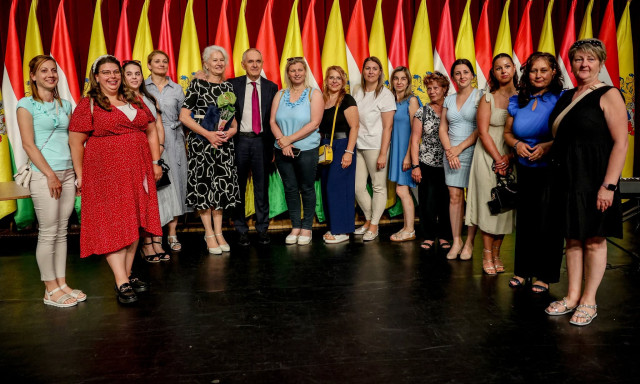 Lannert Judit t&ouml;bb kaposv&aacute;ri pedag&oacute;gusnak is d&iacute;jat adom&aacute;nyozott a pedag&oacute;gusnapon