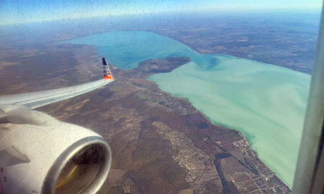 Rep&uuml;lőg&eacute;pről kutat olaj ut&aacute;n a Mol a Balaton k&ouml;r&uuml;l