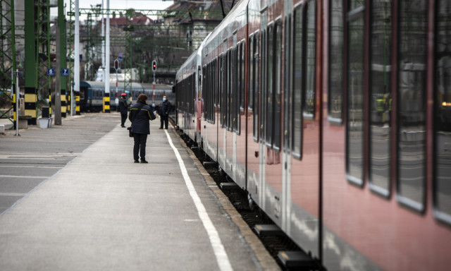 &Iacute;gy szeret&uuml;nk M&Aacute;V: Kisz&aacute;llt a mozdonyvezető &uacute;tk&ouml;zben, mert lej&aacute;rt a munkaideje