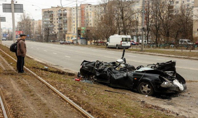 Orosz tank hajtott &aacute;t egy civil aut&oacute;son Kijevben - VIDE&Oacute;