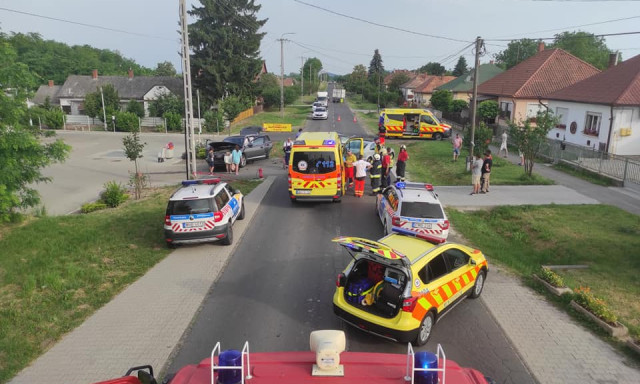S&uacute;lyos aut&oacute;baleset Lengyelt&oacute;tiban, h&aacute;rom aut&oacute; &uuml;tk&ouml;z&ouml;tt