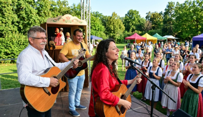 Ők l&eacute;pnek sz&iacute;npadra a 74nullanulla csal&aacute;di napj&aacute;n Kaposv&aacute;ron