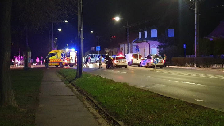 Motoros csúszott a terepjáró alá a 67-es úton!