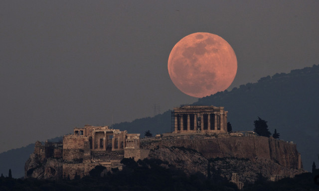 L&aacute;tv&aacute;nyos &eacute;gi jelens&eacute;g lesz l&aacute;that&oacute; a h&eacute;ten &ndash; K&ouml;zeleg a pink szuperhold
