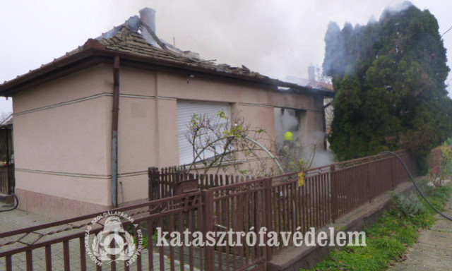 Kigyulladt &eacute;s lakhatatlann&aacute; v&aacute;lt egy h&aacute;z Nikl&aacute;n
