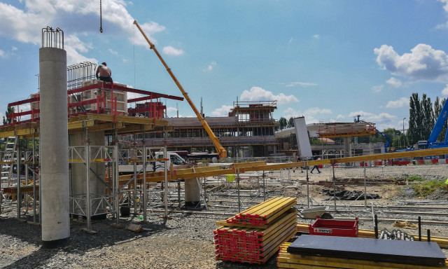 &Uacute;j l&aacute;tv&aacute;nyterven vir&iacute;t az &eacute;p&uuml;lő Petőfi t&eacute;ri h&iacute;dfő