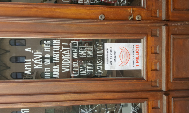 &Iacute;gy reag&aacute;ltak a k&ouml;telező maszkvisel&eacute;sre a kaposv&aacute;ri vend&eacute;gl&aacute;t&oacute;helyek