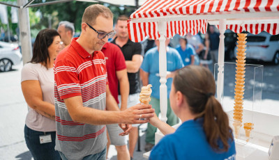 Nem csak a koll&eacute;g&aacute;k, a robotok is fagyiztak a hős&eacute;gben egy kaposv&aacute;ri c&eacute;gn&eacute;l