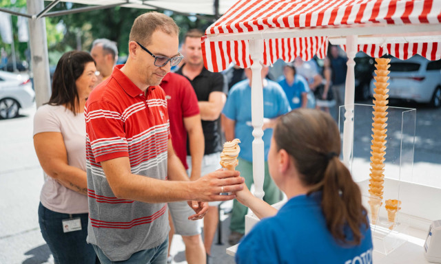 Nem csak a koll&eacute;g&aacute;k, a robotok is fagyiztak a hős&eacute;gben egy kaposv&aacute;ri c&eacute;gn&eacute;l