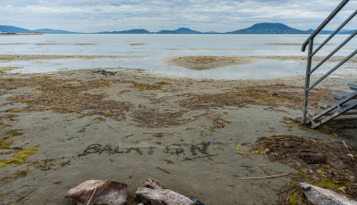 Hi&aacute;nyzik 20-30 centi v&iacute;z a Balatonb&oacute;l, &eacute;s m&eacute;g csak most j&ouml;n a szezon