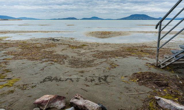 Hi&aacute;nyzik 20-30 centi v&iacute;z a Balatonb&oacute;l, &eacute;s m&eacute;g csak most j&ouml;n a szezon