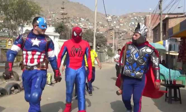 Bossz&uacute;&aacute;ll&oacute;knak &ouml;lt&ouml;zve razzi&aacute;ztak a rendőr&ouml;k Peruban - VIDE&Oacute;