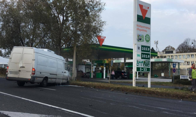 Cs&uacute;nya aut&oacute;baleset a F&uuml;redi &uacute;ti MOL k&uacute;tn&aacute;l