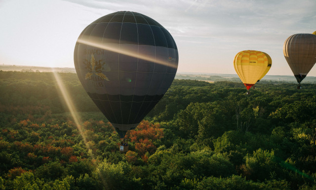 &Iacute;gy emelkedtek a magasba a hől&eacute;gballonok az első hajnalon - GAL&Eacute;RIA