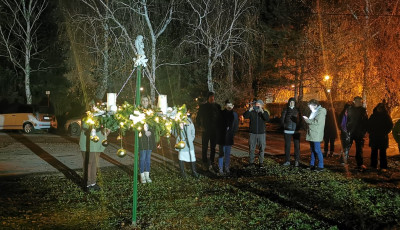 Igazi k&ouml;z&ouml;ss&eacute;gi &eacute;lm&eacute;nyt var&aacute;zsoltak a kertv&aacute;rosiak Advent első vas&aacute;rnapj&aacute;n