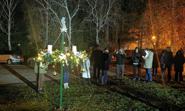 Igazi k&ouml;z&ouml;ss&eacute;gi &eacute;lm&eacute;nyt var&aacute;zsoltak a kertv&aacute;rosiak Advent első vas&aacute;rnapj&aacute;n