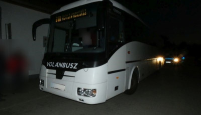 A buszsofőr&ouml;n, &eacute;s a buszon vezette le d&uuml;h&eacute;t h&aacute;rom r&eacute;szeg f&eacute;rfi B&ouml;h&ouml;ny&eacute;n