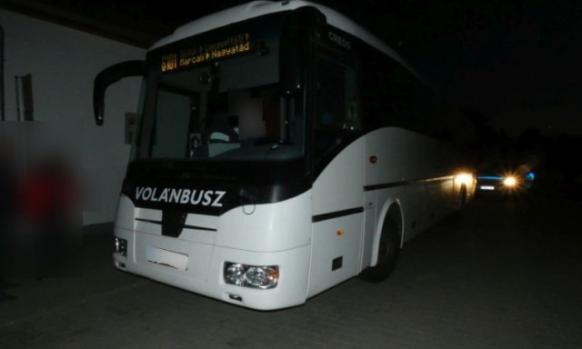 A buszsofőr&ouml;n, &eacute;s a buszon vezette le d&uuml;h&eacute;t h&aacute;rom r&eacute;szeg f&eacute;rfi B&ouml;h&ouml;ny&eacute;n